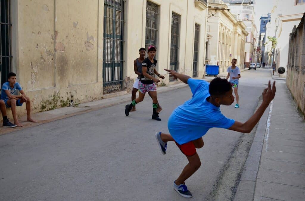 découvrez l'univers passionnant du handball, un sport collectif énergique qui allie vitesse, stratégie et esprit d'équipe. apprenez les règles, les techniques et l'histoire de ce jeu captivant, tout en suivant les dernières actualités et événements des compétitions.