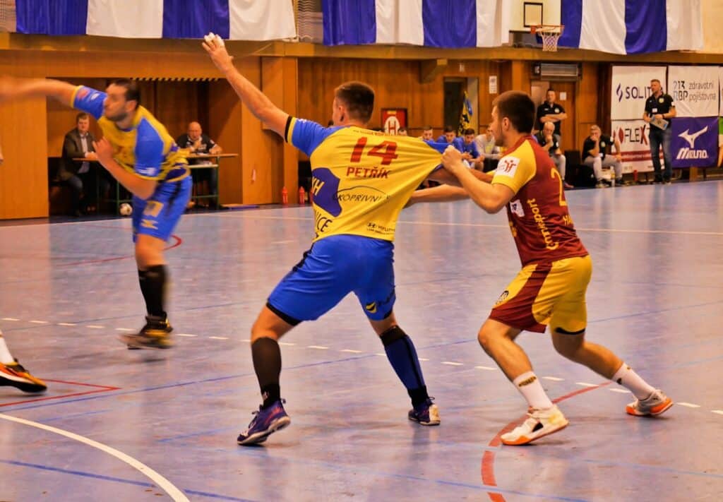 découvrez tout sur le handball : règles, astuces, techniques et l'actualité des compétitions. rejoignez la passion de ce sport d'équipe dynamique et entraînant !